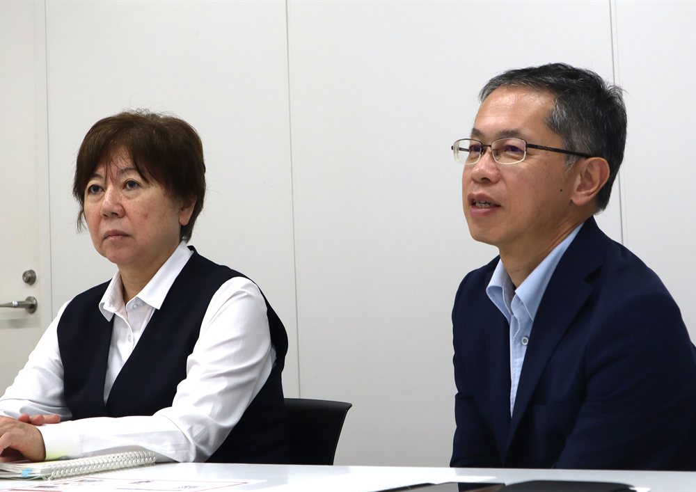 インタビューに答えるセレモニアの社員お二人