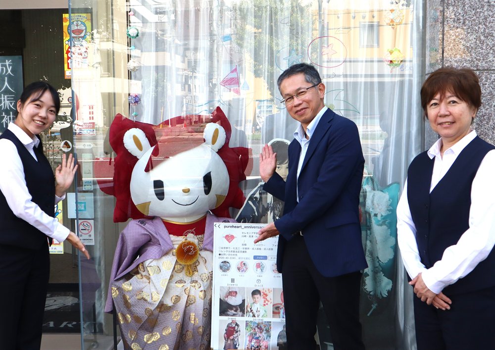 川崎ブレイブサンダースのマスコット「ロウル」の大型ぬいぐるみを囲む、セレモニアの社員3名